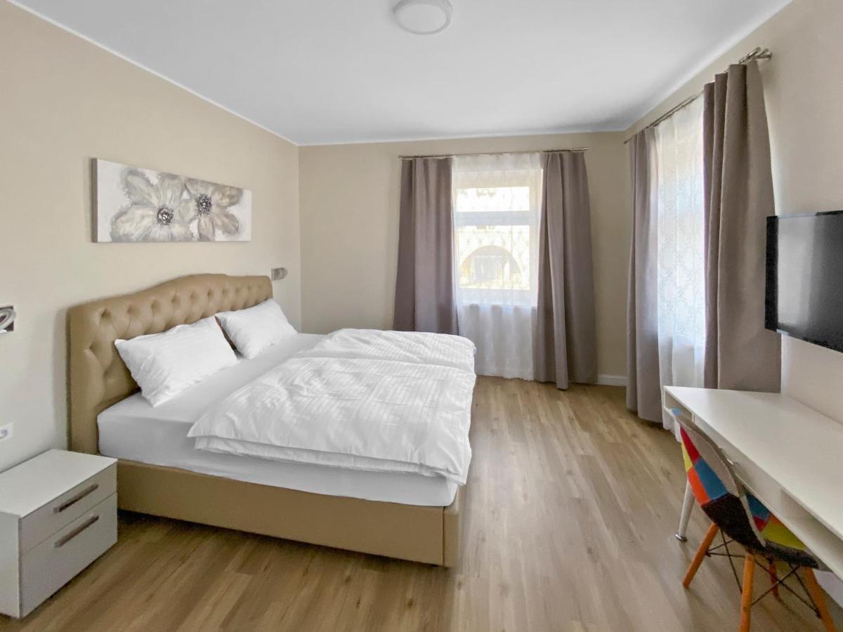 Toscanina Garni Hotel Dobrovo Exterior photo